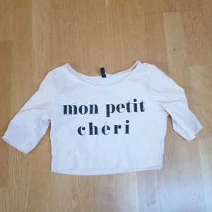 Grop upp från H&M - Söt crop top från H&M i storlek s. Skulle säga att den är rätt liten i storleken så passar typ XS. 