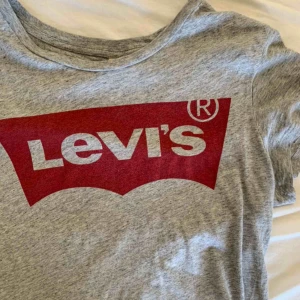  - säljer nu min älskade leviströja som tyvärr inte längre kommer till användning. den köptes i en levisbutik i stockholm för 2 är sedan. den är varsamt använd och är i princip i nyskick! ☺️