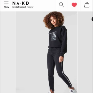  - Snygga byxor från NA-KD, jättesköna och bra skick! Säljer på grund utav ingen användning tyvärr. Nypris: 399kr, säljer för 220kr + frakt💕  Kan frakta då köparen står för frakt, betalning via Swish. Kan även mötas upp i Karlstad.🌸