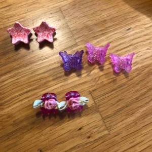  - Ett par 10 kronor. Alla tre fjärilar: 30 kronor. Alla 7: 45 kronor 🦋🦋🦋 frakten kostar 11 kronor 