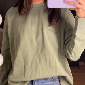 sweatshirt från vero moda  - denna sweatshirten från vero moda är aldrig använd därför jag själv tyckte inte ärmarna. därför säljs denna och är helt i nyskick. buda i kommentarerna, storlek XS men kan funka som S och M med, köparen betalar frakt 
