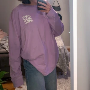 Obey longsleeve - Skitsnygg lila longsleeve från Obey! Köpt på carlings, originalpris 500kr. Kontakta mig för fler bilder, frågor eller köp💓