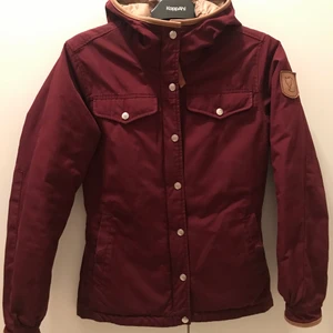Fjällräven - Säljer denna Fjällräven jacka greenland i storlek xs. I använt skick, är lite ljusare under vissa partier under armhålan och vid handleden samt två pytte pytte små hål. Kan skicka bild! 