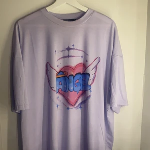 Oversized t-shirt - Oversized lila t-shirt med tryck från Shein. Aldrig använd. Storlek M (Köpare står för frakt)