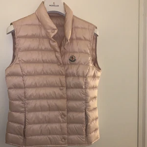 Moncler väst strl S/strl 2 - Ljusrosa moncler väst strl S/2. Köpt på gillblads i göteborg tyvärr finns ej kvitto längre men lappar plus dustbag finns kvar. Använd ett fåtal gånger och i mycket bra skick. Nypris 4195kr. Pris kan diskuteras och köpare står för frakt. 🥰