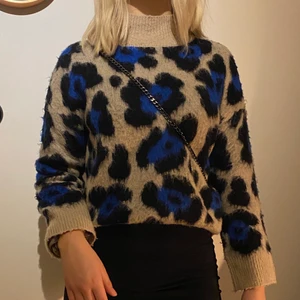 Stickad tröja  - Köpt på Plick men för liten för mig. Superfin nu för vintern med en kappa över. 🙌🏻 