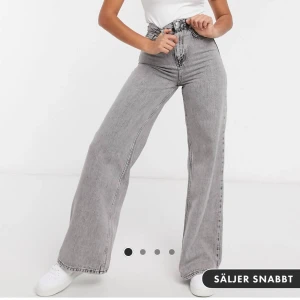 Vida jeans från stradivarius (asos) - AS fina jeans från stradivarius (asos) som aldrig är använda pga för liten storlek. Vill sälja för kan inte längre lämna tillbaka dem😫 Helt slutsålda och nypriset var 419kr. Är de populära sker budgivning🥰 