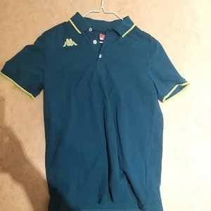 Kappa polo - Kollar intresset på denna tröja från Kappa. Köpte igår men gillade inte hur den satt på mig. Ville ha lite mindre oversize. Älskar tröjan dock och jätte fin lime färg på kanterna. Buda!