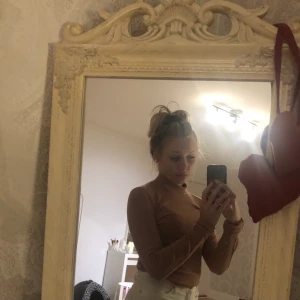 Tröja - Hej! Jag säljer denna tröjan eftersom den aldrig kommer till användning. Storlek S, bra skick! Ljuset är inte rättvist då tröjan inte är sig lik i färgen på dom två första bilderna. I den sista bilden ser man den ”riktiga” färgen. Vid snabb och smidig affär kan jag gå ner i pris💞 Köparen står för frakt📦