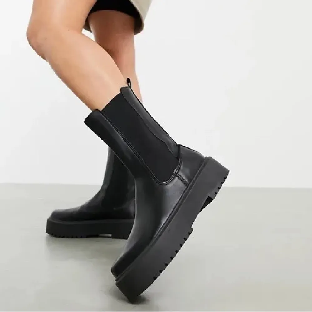 Säljer dessa såå snygga och trendiga boots från booho då de var i fel storlek! Frakt tillkommer👊🏼. Skor.