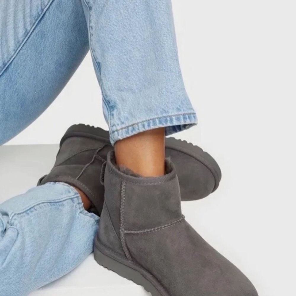 Säljer dessa sparsamt använda ”uggs” då de inte kommer till användning. (Använde dom endast några gånger under förra vintern). De är gråa och i storlek 38. Supersköna och varma! Skriv vid intresse eller funderingar🥰 Kan mötas upp annars står köparen för frakten!. Skor.