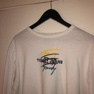 Tommy Jeans långärmad T-shirt strl. L - Fin långärmad t-shirt, extremt fräsch och i oanvänt skick. Passformen överensstämmer med storleken som är L. Jag säljer pga att vitt inte riktigt är min färg. Hör av dig vid frågor!☺️