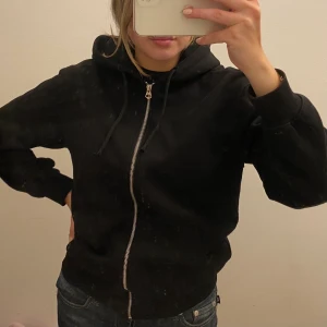 Weekday zipper  - Svart zipper hoodie från weekday. Som ny. Storlek XS men är från killavdelningen. Köparen står för frakt 