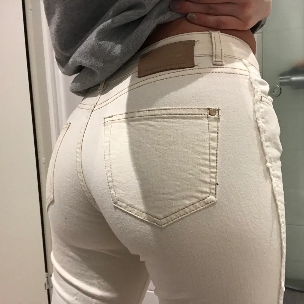 Mos moah jeans i krämvit!!! Snygg detalj på sidan av jeansen som får dem att se mer speciell ut. Perfekta vita jeansen och sitter som en smäck. Jag är 174 och dem är lite för korta för mig i min smak och därför säjer ja dem vidare. Innerbenslängd: 66cm. Jeans & Byxor.