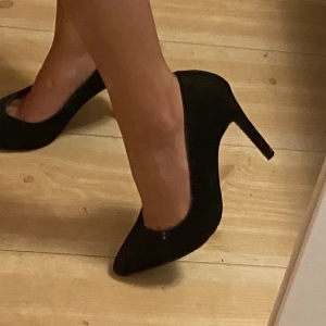 svarta klackskor - säljer dessa supersnygga svarta klackskor i str 38. De är använda men fortfarande lika bra! 😍. pris 150 kr. Skriv till mig ifall intresserad❣️❣️ bara seriösa köpare!!