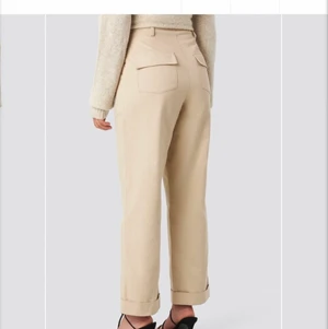 raka cargobyxor - perfekt basplagg! snygga ljust beiga cargobyxor i tjockt tyg bra för kallare väder med djupa fickor fram och bak, raka. älskade men i fint skick!