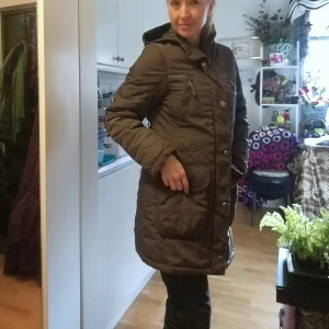 Vinterjacka - Kappahl, Lång( jag är 168)vinterjacka i mullvadsfärg med huva, small, i gott skick! polyester /nylon i 40° 2 rejäla fickor med tryckknappar i fram, 2 dragkedjefickor på bröstet, plats för skärp, innerficka  