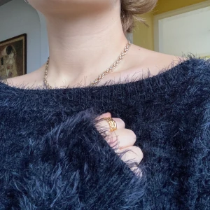 Mysig tröja  - Jättefin svart tröja i det mysigaste materialet! Ganska bred (inte djup) urigning så den sitter nästan off-shoulder och man ser nyckelbenen väldigt fint. Står ingen storlek men skulle säga S. Köparen står för frakt!