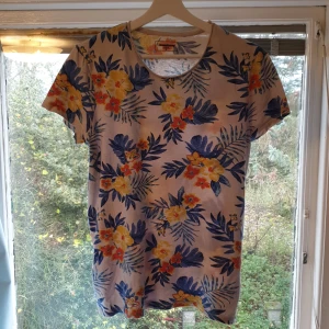 Dressmann t-shirt S - Dressmann tshirt. Väldigt bra till sommaren.
