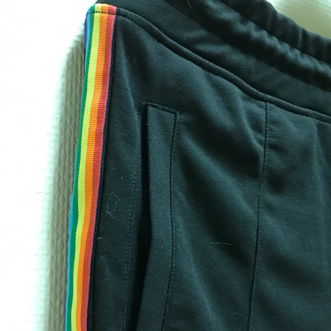 Regnbågs Mjukisbyxor - 90