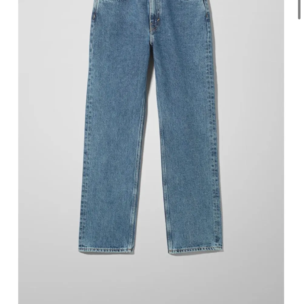 Mörkblåa jeans från weekday! Iprincip nyskick och i storlek 28/32. Längden funkar för mig som är ca 180. Jeans & Byxor.