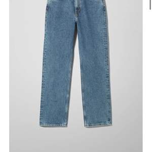 Mörkblåa jeans från weekday! Iprincip nyskick och i storlek 28/32. Längden funkar för mig som är ca 180