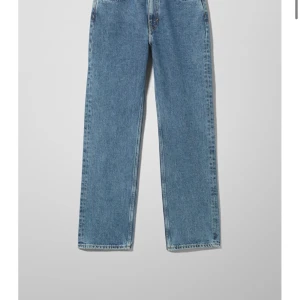 Weekday jeans - Mörkblåa jeans från weekday! Iprincip nyskick och i storlek 28/32. Längden funkar för mig som är ca 180