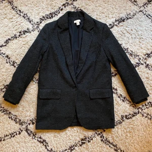 Svart kavaj over-sized - Stl 34, använd en gång, material: ull & polyester ✨