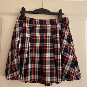 Fin rutig kjol från H&M i storlek 34, använd ytterst lite. Fraktkostnad står köparen för✨