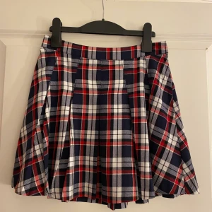 Rutig kjol - Fin rutig kjol från H&M i storlek 34, använd ytterst lite. Fraktkostnad står köparen för✨