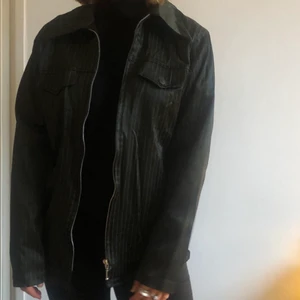 Lyxig overshirt  - Fett snygg overshirt med silvrig dragkedja. Tyget är lite glansigt med kritstrecksränder. ✨ jag har storlek S, och den passar perfekt✨✨ frakt tillkommer eller möts upp i Stockholm C✨