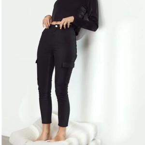 Cargo byxor/ cargo pants - Cargo byxor i jeans tygg, passar formlig, den är lite tajta på mig, den är i ganska ny skikt då den är knappt använt. Köpt i affär- nypris 499kr. Pris kan diskuteras vid snabbaffär. 