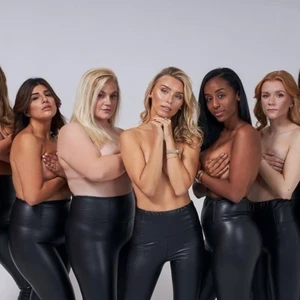 SANNE ALEXANDRA LEATHER LEGGINGS - Dom populära skinntightsen från Sannealexandra som är slutsålda på hemsidan. Dom är i storlek s men passar även M då dom är väldigt stretchiga. Väldens skönaste byxor är dom också!! Använda max 3 ggr ❤️