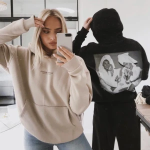 alice o bianca hoodie - säljer min supermysiga oversized alice o bianca hoodie. Jag säljer eftersom har 2 st. storlek medium och perfekt nu till vintern 🤍 trycket är helt borta på ryggen dock