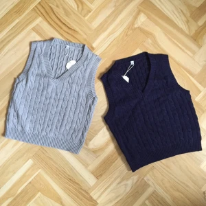 VÄST aldrig använd - ENDAST DEN TILL HÖGER KVAR. Helt nya, passar XS-M. Aldrig använda med alla lappar kvar. Har inget speciellt märke.✨✨ Båda för 400 inkl frakt🥰