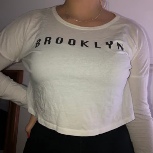 Långärmad tröja - Säljer en långärmad tröja från noisy may. Vit långärmad med svart text. Storlek S. 100kr inklusive frakt 