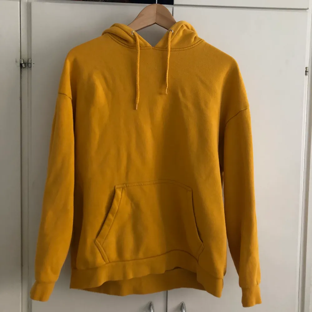 en sååå fin senapsgul hoodie från your turn som bara har hängt i garderoben :( den är i storlek s men sitter otroligt bra tycker jag ✨ kan såklart skickas om köparen står för frakten ✨. Hoodies.