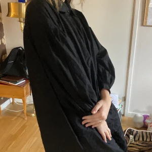 Skjortdress från Gina - Den var inte strykt på bilderna så den kan se bätte ut. Aldrig använd. Storlek M ish. 