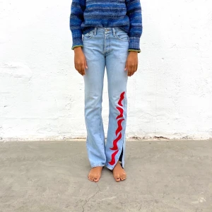 Jeans no: 2 - IGGY JEANS x PHILIPPA - Levi’s 501 secondhand-jeans med rött Iggy Jeans mönster. En re-make av @iggyjeans i samarbete Philippa Parnevik. OBS! Jeansen är små i storlek! Dessa motsvarar ca storlek S. 