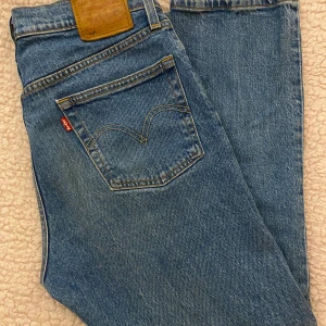 Levis jeans  -  Levis jeans modell 501 i perfekt skick. Säljer för att det är för korta för mig. Jag är 172 cm lång.   