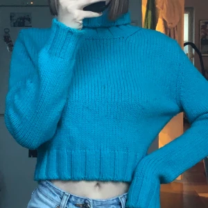 ”Dolce&gabbana” polo tröja  - En blå polo som är tjock i tyget och lite croppad! Super söt o varm!