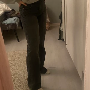 Svart/gråa Jeans - Säljer ett par skit snygga jeans från zara i storleken 36 😍😍 Jeansen är medelhög midja och har slitningar längst ner på byxorna!! Jeansen är för långa för mig (är ca 166cm) men de går bara att klippa dem om man skulle vilja ha dem kortare. Säljer dem då jag har ett par liknande par jeans hemma💘 Fler bilder kan skickas om man är intresserad🥰