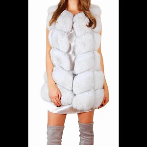Vit fuskpäls väst - Aldrig använd då jag fick den i present men fel storlek. Den har fickor, storlek S/M