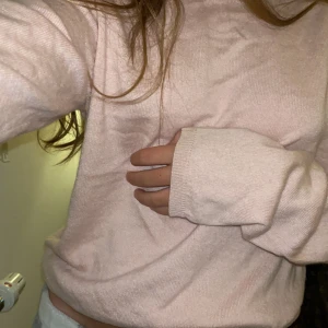 Cashmere långärmad tröja - Jätte fin puderrosa cashmere tröja som är otroligt skönt! Aldrig använd eftersom jag har fler i samma model fast i andra färger! Stl s och är i från Ashima, nypris 1199kr🌟