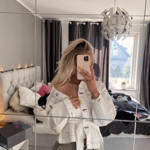 Skitsnygg Jacka! - säljer denna snygga jeansjackan på bilden från NAKD storlek 36, aldrig använd. säljs för 300kr 🤍int min bild)