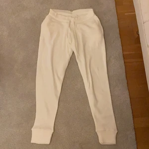 Stickade mjukisbyxor  - Säljer ett par sköna och snygga mjukisbyxor som matchar med hoodien jag säljer längre ner👇🏼 sjukt skönt stickad material, oanvända och helt nya från bohoo i stl s/m som hoodien💘buda!