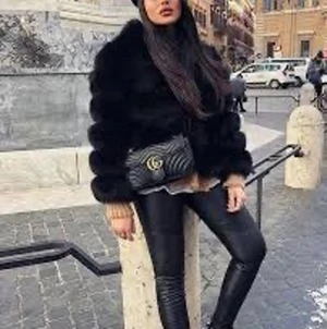 Faux fur jacket - Faux fur jacka med luva, kort modell aldrig använd pga att den är för liten för mig. Storlek XS. Köpt på Veraldo, orginal pris 1599 sek