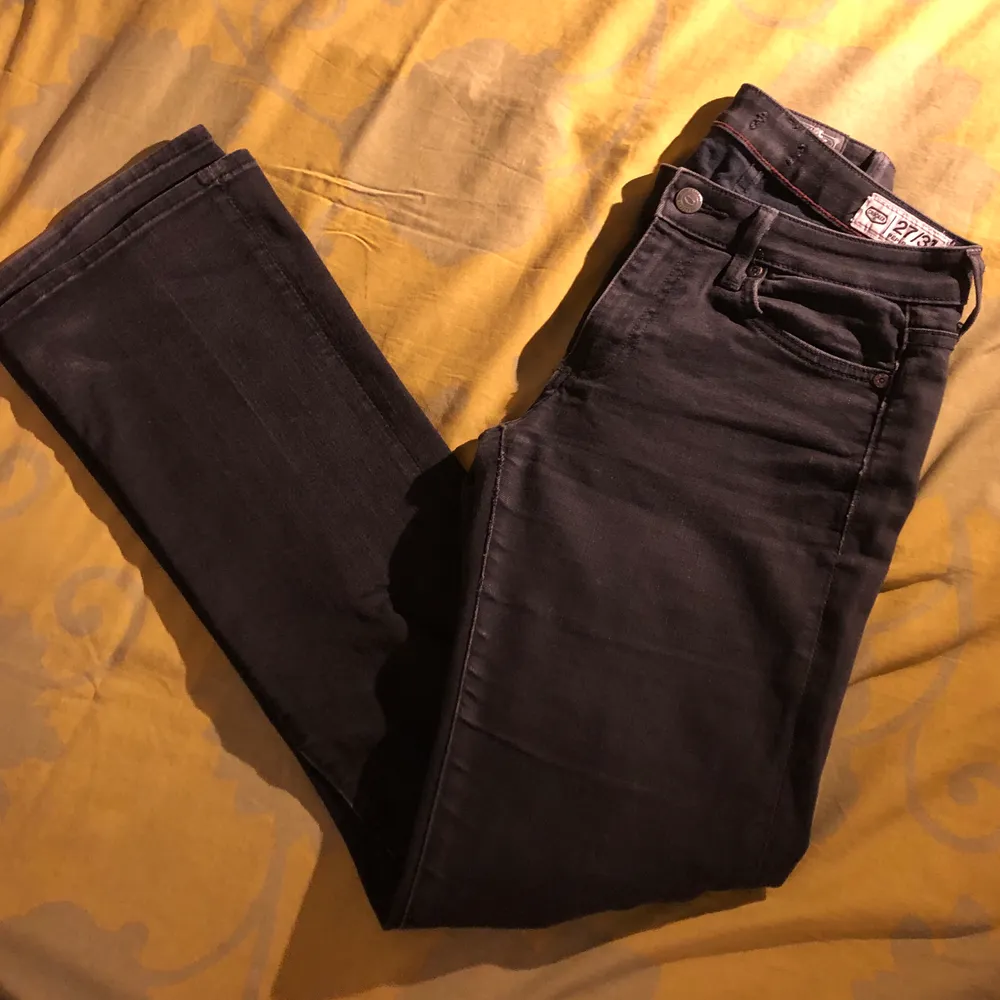 Snygga svarta bootcutjeans från Crocker i modellen peep boot💕💕💕💕 storlek 27 i midjan och 31 i längd💕💕💕💕💕 PRIS KAN DISKUTERAS. Jeans & Byxor.