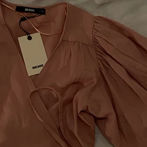 Blus med puffärmar  - Fin gammelrosa blus med puffärmar ifrån BikBok!! Aldrig använd och har prislappen kvar. Så fin och går att använda året om<3  XS i storlek men passar absolut S.