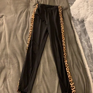 Tränningsbyxor - Jag säljer dessa tränningsbyxor för dom kommer aldrig till användning, man kan även använda dom som tights, det är storlek xs och passar mig perfekt som är 165 cm lång, dom är tjata och man ser inte trosranden. Kom privat för bättre bilder💖